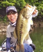 @takashi_chiba_ ✨✨
アルフハイトプロスタッフの千葉さんです🚤

津久井釣り道場でジャークベイト修行。⁡
晴天無風の日中は殆ど反応が無かったのですが、夕方曇天になって、ちょっと反応が良くなりましたね。⁡
結果としてはジャークベイトでは44㎝を頭に4本をキャッチ😁⁡
内訳としては『ラトゥールフラット』で3本、残り1本は『ハードコアミノーフラット130』。⁡
パワーのある『ハードコアミノーフラット130』は少し深いレンジからバスを引っ張れればと思って試したのですが、ちょっと大きすぎたかな？⁡
⁡
この他、点在するレイダウンなどにはいつものへビーネコを入れていったのですが、キャッチできたのは2本のみ… こっちも修行が必要そうですね😅⁡

とのお話です☺️✨🙌✨

⁡
⁡
《タックルデータ》⁡
・ジャークベイト⁡
【ロッド】 6.5 feet ML⁡
【ライン】 エックステックスコブラ 14lbs⁡
【ルアー】 ラトゥールフラット110SF、ハードコアミノーフラット130SP⁡
⁡
・ヘビーネコ⁡
【ロッド】 6.7feet MH(ST)⁡
【ライン】 Tx8 2.0号（PE） ＋ 魚に見えないピンクフロロ 16lbs（リーダー）⁡
【ルアー】 オクタルクローラー ＋ 矢口釣具店オリジナルTTシンカー3/16oz⁡
⁡
#デュエル⁡
#duel_yozur⁡
#矢口釣具店⁡
#アルフハイト⁡
#alfheid⁡
⁡
#バス釣り⁡
#バスフィッシング⁡
#bassfishing⁡
#ハードコアバス⁡
#ラトゥール⁡
#ラトゥールフラット⁡
#オクタルクローラー⁡
#エックステックスコブラ⁡
#Tx8⁡
#魚に見えないピンクフロロ⁡
#津久井湖