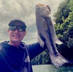 @kido.fumiya ✨✨
アルフハイトプロスタッフの木戸さんです🚤
早いお店では並び始めたリット3.5"🐟

先日の津久井湖です🎣
スイミング仕様でひたすらバンクを巻き巻きして2匹キャッチ‼️

さらに回遊して来たバスの進行方向にキャストして置いておくと
バイト‼️
当日最大魚の45アップをキャッチ出来ました!
リットは巻きでもサイトでも良い仕事をしてくれます!

強風でバスが沈んだタイミングでは7月発売のジャギドギル3.8"を
セットしたフットボールジグでキャッチ‼️
ジャギドギル3.8"は逆リブとテールで凄く水を押してアピールしてくれます🎣✨

😸ご注文の早かった店舗さんから販売開始しています❣️
是非お試しください✨🙌✨

ータックルー　
ルアー:#アルフハイト #リット 3.5"
フック:#エンジン HS Hook #1
ロッド:66L
リール:#ダイワ EXIST SF2500SS
ライン:#サンライン #シューター 5lb

#LIT #リット #ジャギドギル
#津久井湖 #津久井湖バス釣り
#やぐち釣具店
#アルフハイト
#バス釣り #バスフィッシング
#bass #bassfishing #バス釣り好きな人と繋がりたい #釣り 
#alfheid