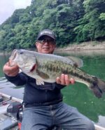 @kasuya.0103 ✨✨
アルフハイトプロスタッフの粕谷さんです🎣✨

津久井湖☂️
クイックダンスのネコリグでデカいのを喰わせたもののバラシその後シャローで45cm35cm最後に 57cm 2700g✨🙌🙌✨

デカい、体高、丸い‼️かっこいいバス👍👍👍

タックルネコリグ用
ロッド　　フルレンジ　S511XUL/LSL
リール　　デュライズ　2000XGX
ライン　　オールマイト　0.4号　オレンジ
リーダー　Ｖハード 1号
ルアー　　クイックダンス3.8
　　　　　　　サガミミミズ　ホワイトフレーク

#テイルウォーク
#フルレンジ
#デュライズ
#スピーキー
#アルフハイト
#ブロンクスシャッド
#クイックダンス
#バスディジャパン
#ジップべイツ
#ハート光学
#ＤＮＡ
#サンライン
#オールマイト
#Ｖハード
#湖明荘
#矢口釣具店
#津久井湖
#水位増減
#人工ネスト
#津久井観光
#桟橋周り釣り禁止