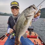 @takashi_chiba_ ✨✨
アルフハイトプロスタッフの千葉さんです🎣

DUELフィールドスタッフの長野さん（@hirokinagano）とハードベイト縛りで津久井湖へ出撃！⁡
いや～朝は笑っちゃうぐらいボコボコでしたね。長野さんなんて一投目からですよ😆😆😆⁡
⁡
この時一番反応が良かったのは『ラトゥールアイジー』✨⁡
風で水面が少し波立っていたのですが、そんな状況でのスローリトリーブでも「ゴボッ！」と派手なバイトで楽しませてくれましたね。また、『ラトゥールアイジー』は重心移動システムが搭載されているので、向かい風でもビュンビュン飛ばせてストレスなく攻められましたよ！⁡
⁡
日中、無風の時間はちょっと厳しかったものの、風が吹き始めてからはバスの反応が回復。だけど釣れるのは何故かバックシートばかり…⁡
⁡
こっそり何をやっているのか？？とチェックしてみると、『ラトゥールフラット』の移動距離を抑えたクイックなジャーキングでバスを下から引っ張り上げているじゃないですか😱😱😱⁡
⁡
ちょっとマネしてみたのですが… 完全にヤッケられました😵‍💫
次の課題はこれに決まりです。⁡
⁡
この模様は長野さんのYouTubeチャンネルにアップされる予定なので、もし良かったら見てくださいね😁⁡
⁡
《タックルデータ》⁡
・I字形⁡
【ロッド】 6.7 feet L⁡
【ライン】 Tx8 0.6号（PE）＋ クイックショットCN 8lbs（リーダー）⁡
【ルアー】 ラトゥールアイジー65F⁡
⁡
・ジャークベイト⁡
【ロッド】 6.5 feet ML⁡
【ライン】 エックステックスコブラ 14lbs⁡
【ルアー】 ラトゥールフラットミッド110SF⁡
⁡
・シャッド⁡
【ロッド】 6.8 feet L⁡
【ライン】 TBカーボンバス 10Lbs⁡
【ルアー】 ラトゥールシャッド60SF⁡
⁡
⁡
#デュエル⁡
#duel_yozur⁡
#矢口釣具店⁡
#アルフハイト⁡
#alfheid⁡
⁡
#バス釣り⁡
#バスフィッシング⁡
#bassfishing⁡
#ハードコアバス⁡
#ラトゥール⁡
#ラトゥールアイジー⁡
#ラトゥールフラットミッド⁡
#ラトゥールシャッド⁡
#Tx8⁡
#クイックショット⁡
#エックステックスコブラ⁡
#TBカーボンバス⁡
#津久井湖